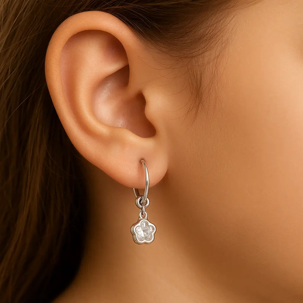 Argolla De Plata Para Niña de 12 mm Con Flor de Circón - Aros Desde Bebé – Joyería Infantil en Oro 18k y Plata 925