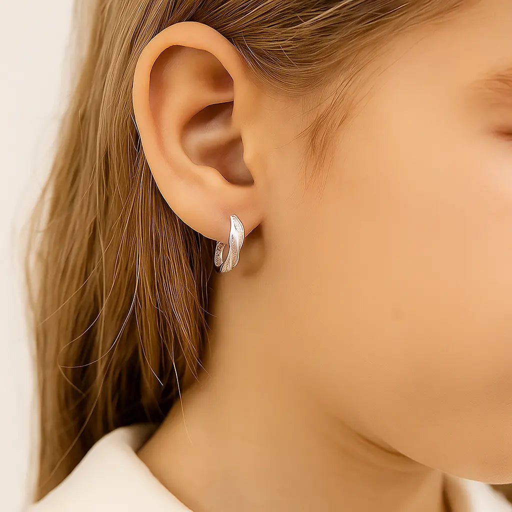 Argollas De Plata Para Niñas Trenzadas Con Circónes Plata Ley 925 - Aros Desde Bebé – Joyería Infantil en Oro 18k y Plata 925