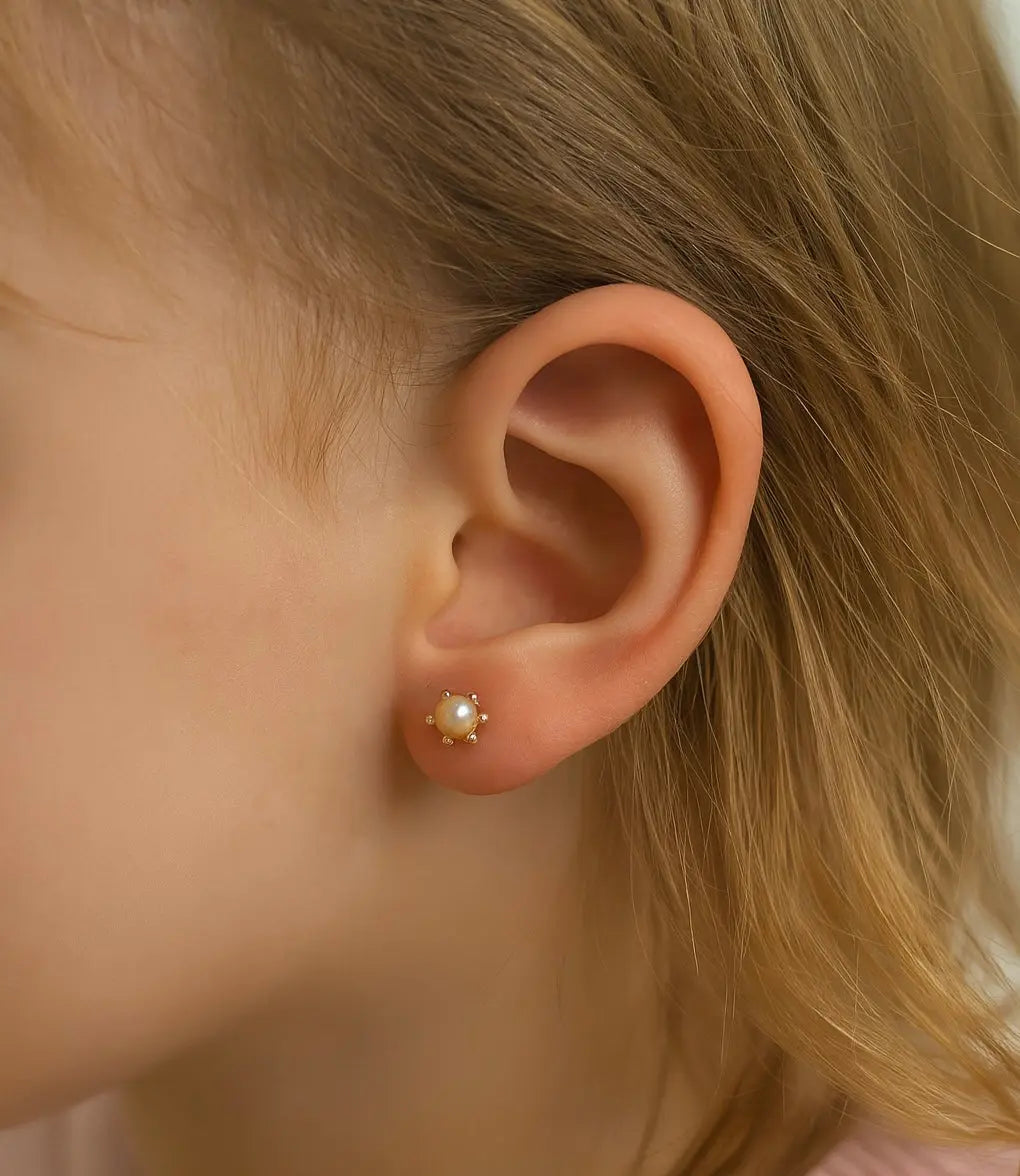 Aritos de Oro Para Niñas 18k Perla cultivada 5 mm pistilo - Aros Desde Bebé – Joyería Infantil en Oro 18k y Plata 925