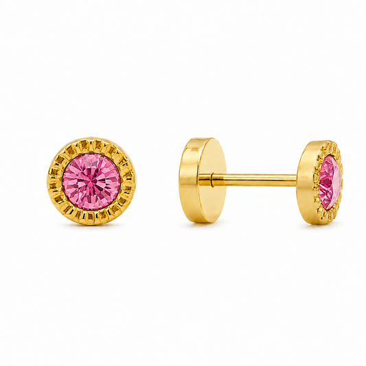 Primer plano de aro abridor de oro 18k con circón Rosado y borde labrado, mostrando la vista frontal y el sistema de tope de seguridad a presión