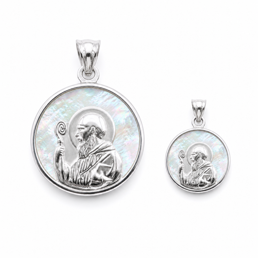 Medalla San Benito Abad en plata con fondo de nácar, disponible en dos tamaños: 12mm para bebés recién nacidos y 17mm para niños desde 5 años