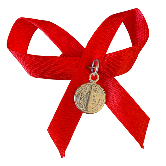 "Medalla de San Benito de 8mm con cinta roja, un tradicional regalo para bebé en Chile."