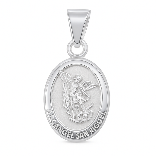 "Medalla inflada de San Miguel Arcángel de 12x10mm en plata de ley 925."
