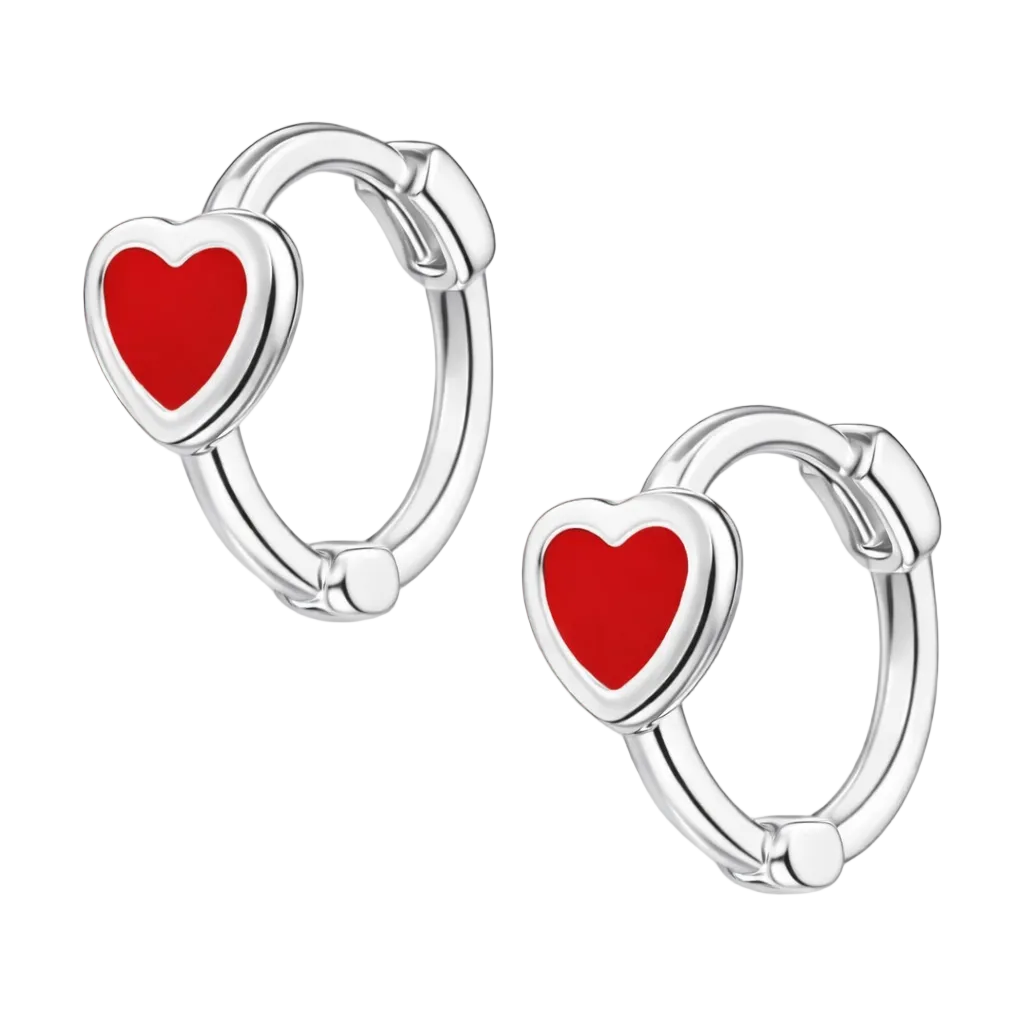 "Argollas de plata ley 925 de 10mm con dije colgante de corazón esmaltado en rojo intenso sobre fondo blanco."