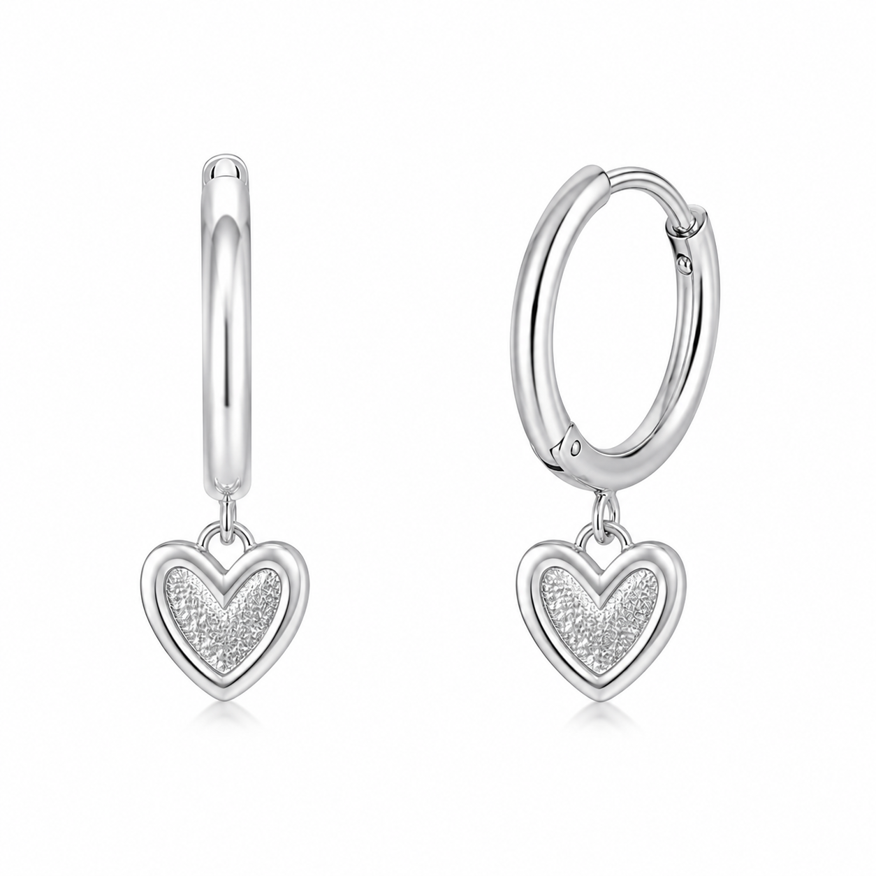 Par de aros argolla de plata ley 925 para niña de 12mm de diámetro con un colgante en forma de corazón de 6x6mm con centro texturizado brillante, sobre un fondo blanco.