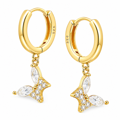Aros de argolla dorados con dije de mariposa de circones