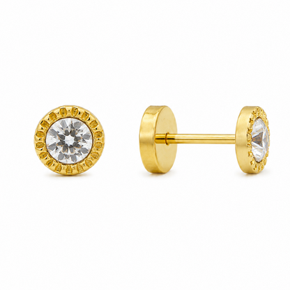 Primer plano de aro abridor de oro 18k con circón blanco y borde labrado, mostrando la vista frontal y el sistema de tope de seguridad a presión