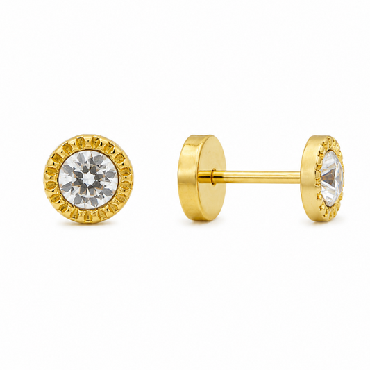 Primer plano de aro abridor de oro 18k con circón blanco y borde labrado, mostrando la vista frontal y el sistema de tope de seguridad a presión