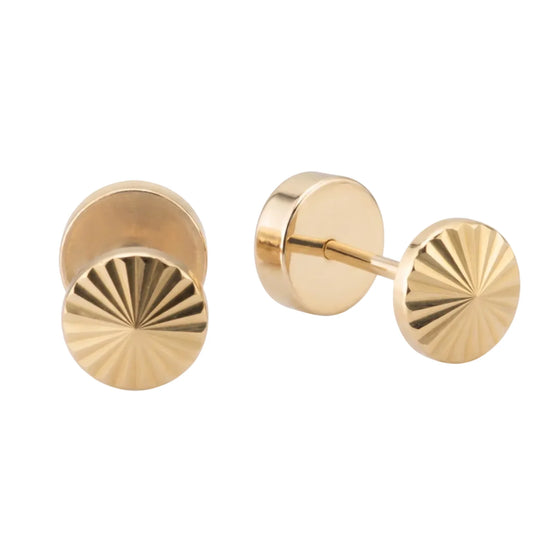 Aros abridores de diseño redondo facetado en oro sólido de 18k. Se aprecia el detalle del tallado radial de 4mm que aporta brillo y el sistema de cierre de seguridad para bebés.