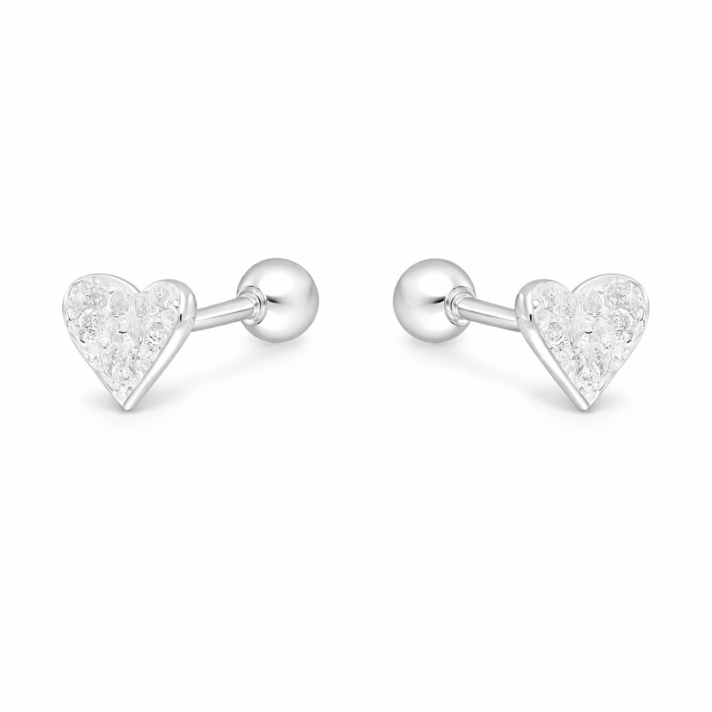 "Par de aros de plata ley 925 en forma de corazón con circones brillantes y cierre de seguridad tipo tornillo de pelotita sobre fondo blanco."