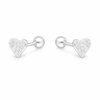"Par de aros de plata ley 925 en forma de corazón con circones brillantes y cierre de seguridad tipo tornillo de pelotita sobre fondo blanco."