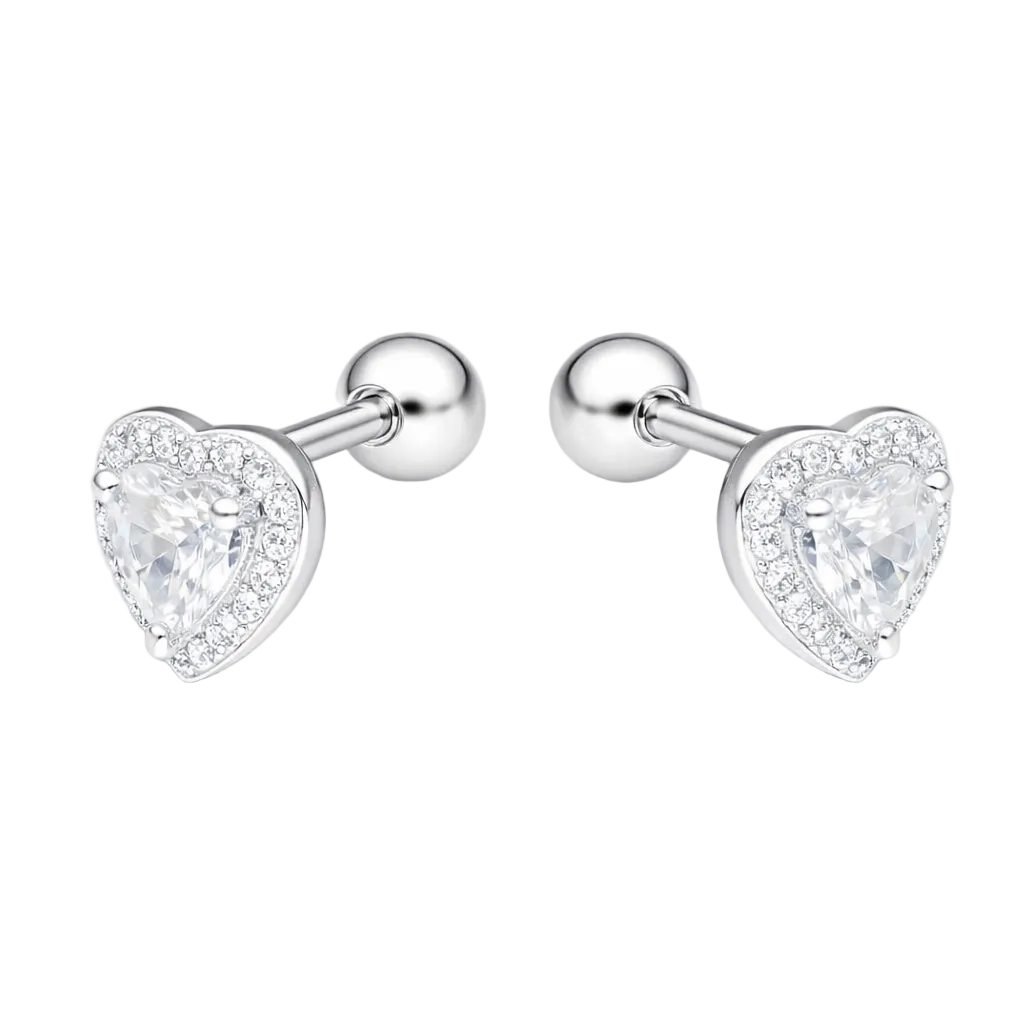 "Aros de plata ley 925 con diseño de corazón, destacando un circón central en forma de corazón rodeado de cristales pequeños."