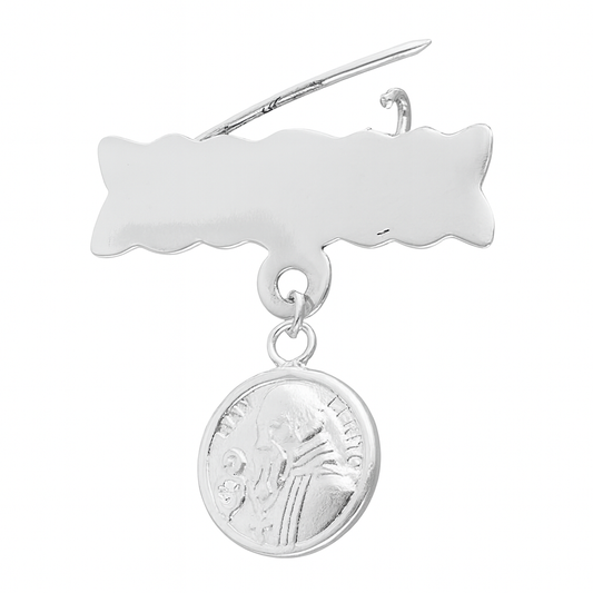 "Prendedor de plata 925 con placa personalizable sin grabar y medalla de San Benito colgando."