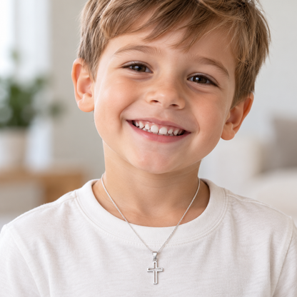 Niño usando cruz calada de Plata 925, regalo para bautizo niño