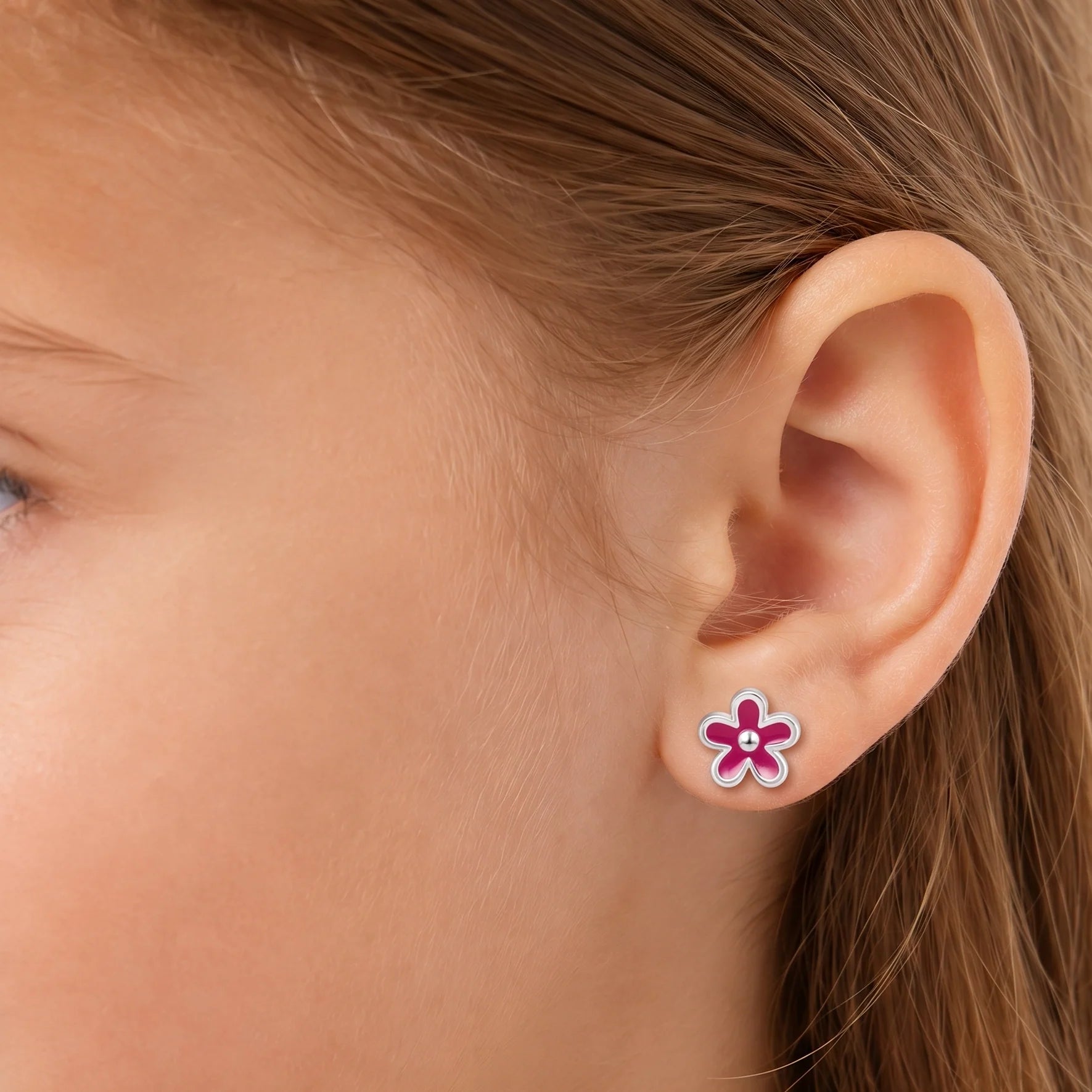 niña usando Aros de flor esmaltada color rosa en plata ley 925