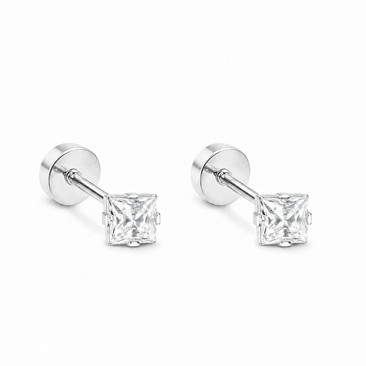 "Par de aros abridores cuadrados de plata 925 con circón brillante y sistema de tope a presión sobre fondo blanco."