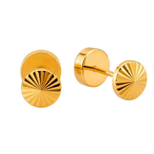 Aros abridores de diseño redondo facetado en oro sólido de 18k. Se aprecia el detalle del tallado radial de 4mm que aporta brillo y el sistema de cierre de seguridad para bebés.