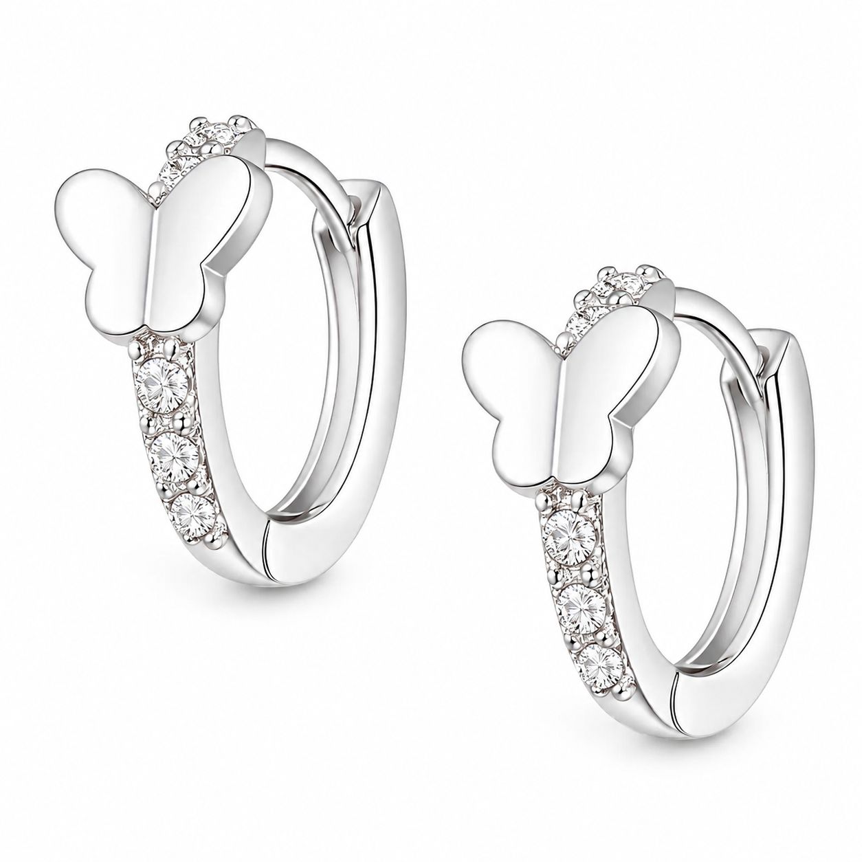 Par de aros argolla de plata ley 925 para niña de 13mm de diámetro y 2mm de grosor, con diseño de mariposa central lisa y borde decorado con circones brillantes sobre fondo blanco.