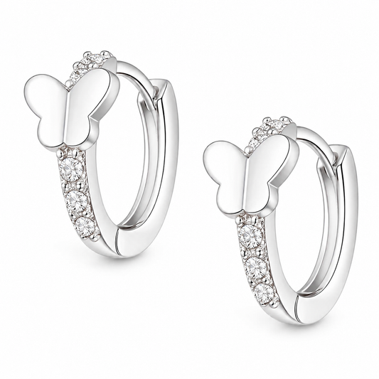Par de aros argolla de plata ley 925 para niña de 13mm de diámetro y 2mm de grosor, con diseño de mariposa central lisa y borde decorado con circones brillantes sobre fondo blanco.