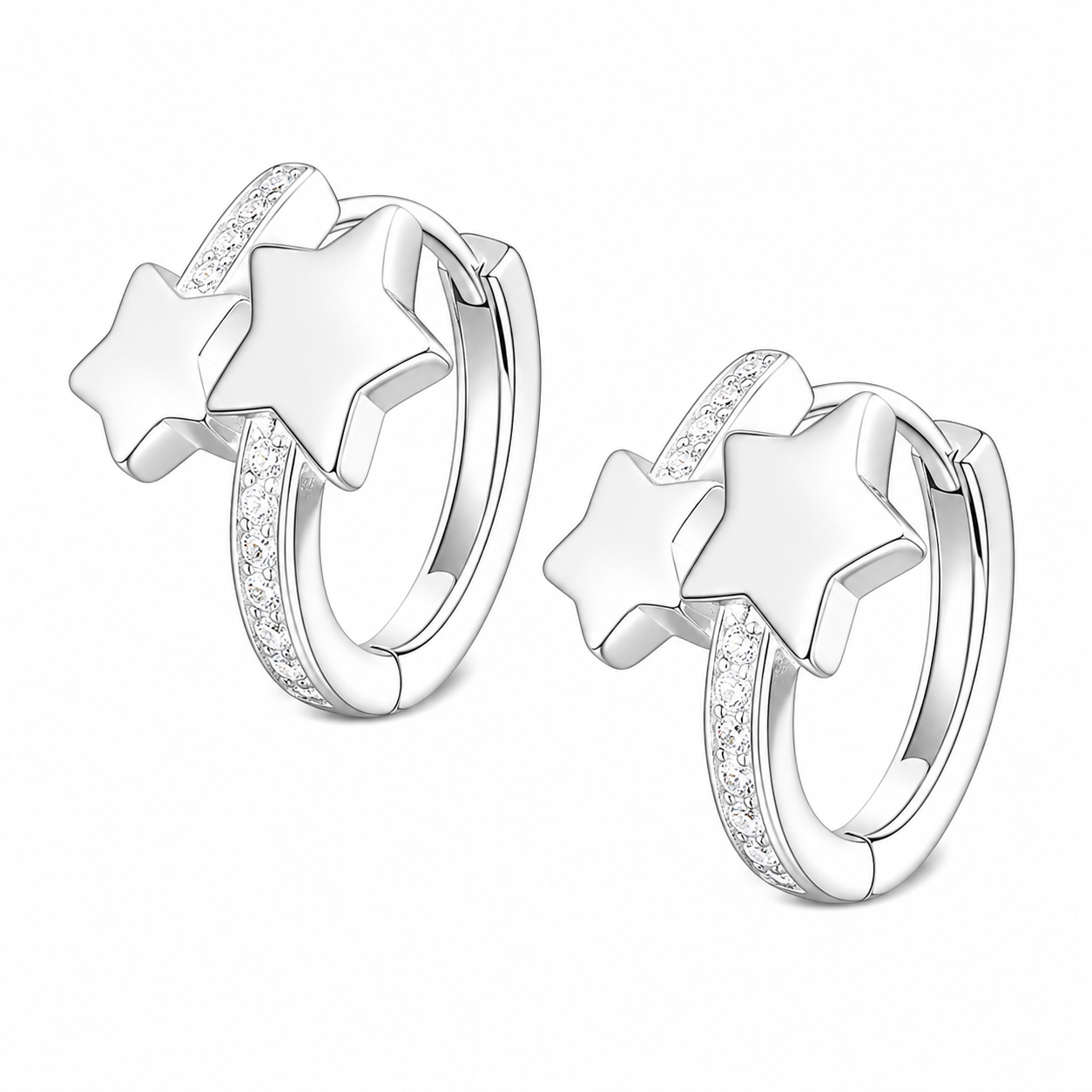 Par de aros argolla de plata para niñas tipo huggie de 13mm con diseño frontal de dos estrellas, una pequeña con circones brillantes y otra grande de plata lisa pulida.