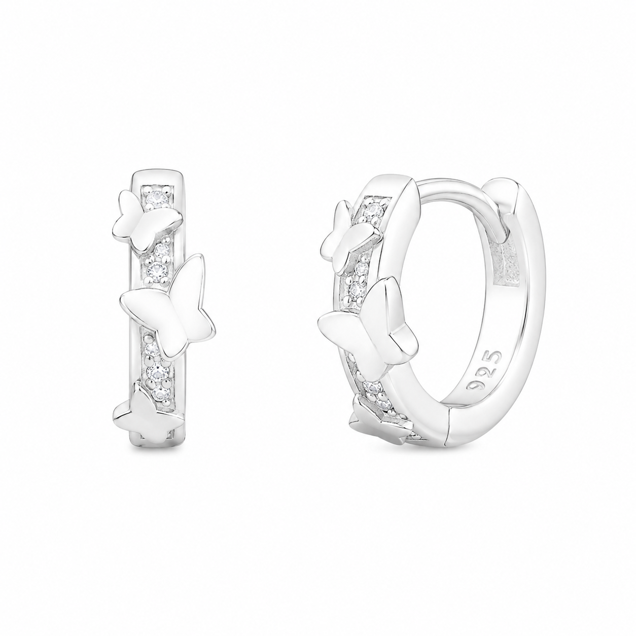 Par de argollas tipo huggies de plata ley 925 adornadas con tres mariposas en relieve y pequeñas circonitas incrustadas, con sello de autenticidad 925 visible.