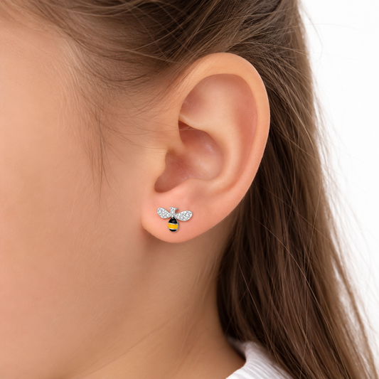 Aritos plata 925 diseño abeja con esmalte y circones puestos en una niña de 6 años