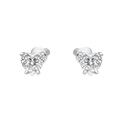 "Aros de corazón en plata ley 925 con circón central de 4mm sobre fondo blanco."
