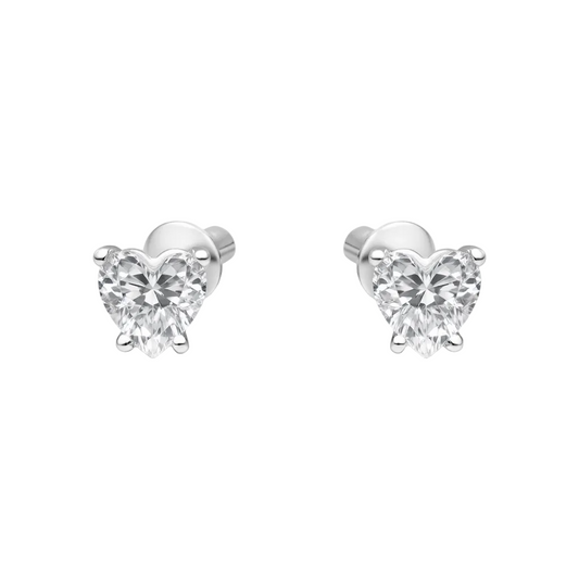 "Aros de corazón en plata ley 925 con circón central de 4mm sobre fondo blanco."