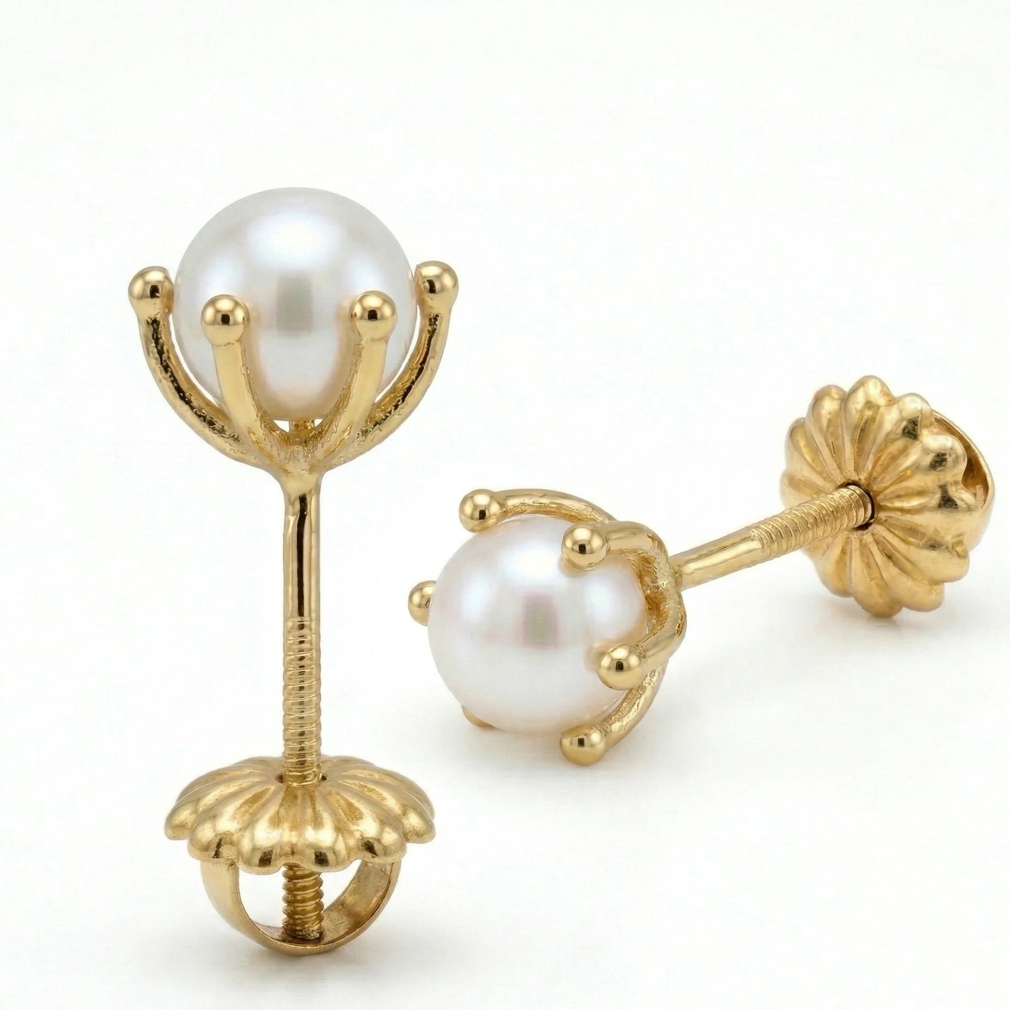 "Aros de oro amarillo 18k modelo pistilo con perla cultivada de 5mm sobre fondo blanco, mostrando el detalle del tornillo de seguridad con tope de oro macizo."