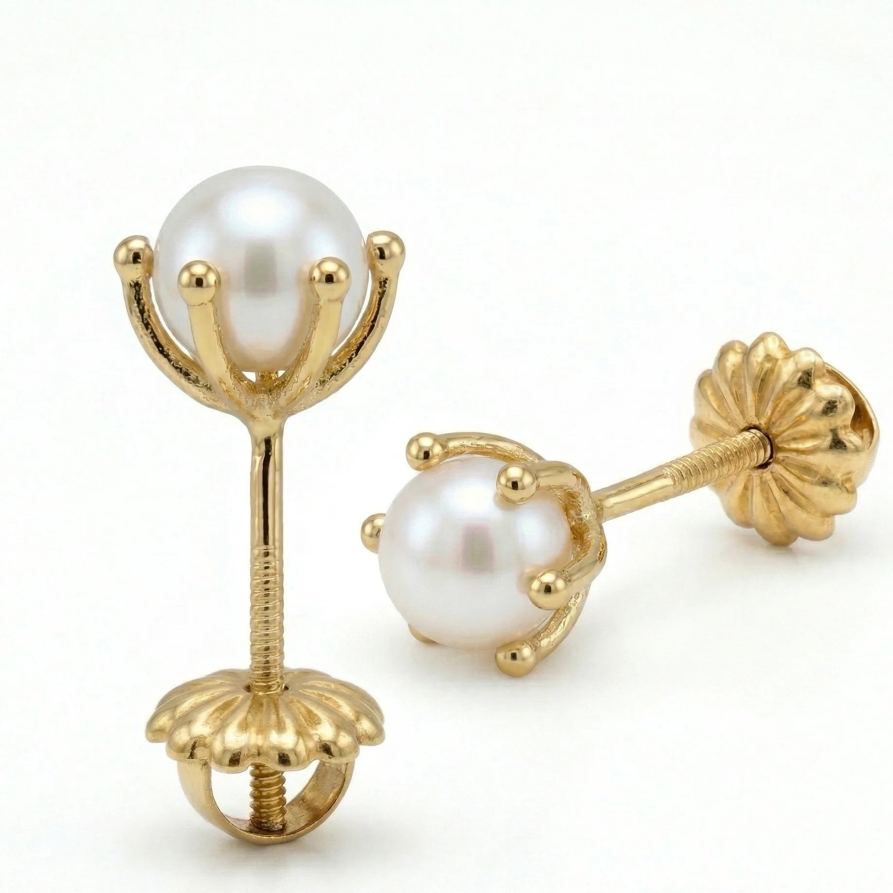 "Aros de oro amarillo 18k modelo pistilo con perla cultivada de 5mm sobre fondo blanco, mostrando el detalle del tornillo de seguridad con tope de oro macizo."