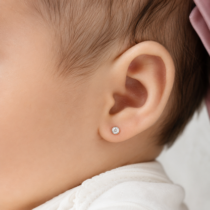 Bebé de 6 meses luciendo aros de circón redondo en plata 3mm