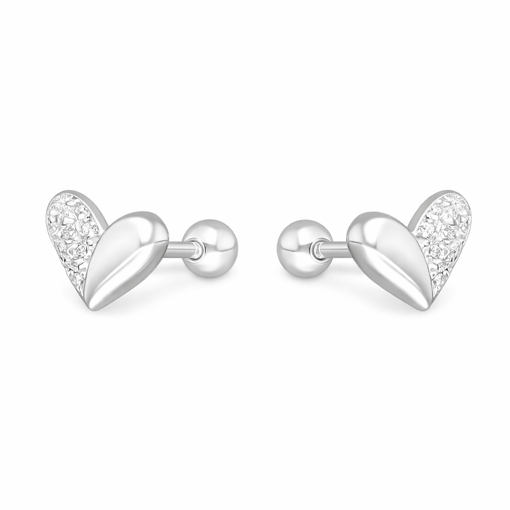"Aros de plata ley 925 con diseño de corazón que combina una superficie lisa plateada y una superficie con circones brillantes incluyendo tornillo de seguridad de pelotita."