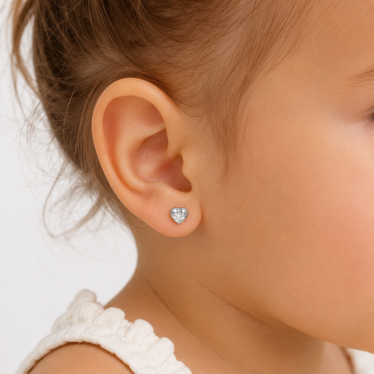 niña de 1 año usando aros de plata circon corazon 5mm