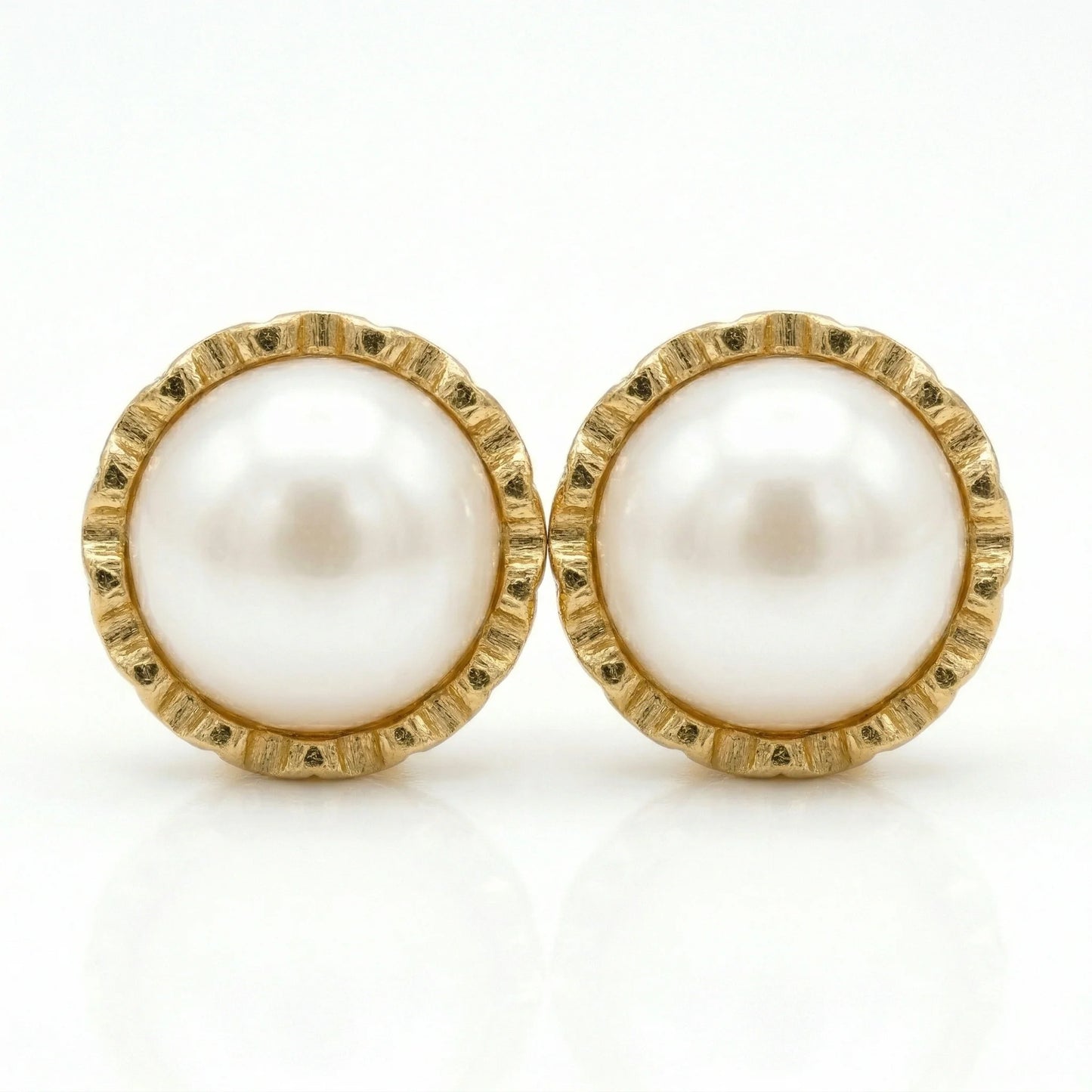 Vista frontal de Aros de Oro 18k con perla cultivada y detalle de pistilo payaso.