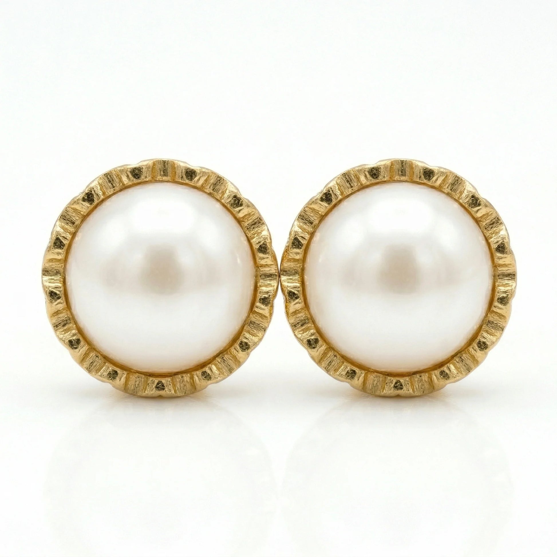 Vista frontal de Aros de Oro 18k con perla cultivada y detalle de pistilo payaso.