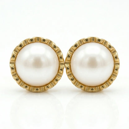 Vista frontal de Aros de Oro 18k con perla cultivada y detalle de pistilo payaso.