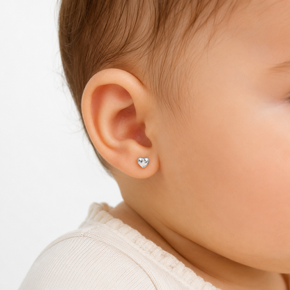 bebe de 6 meses usando aros de plata circon corazon 4mm