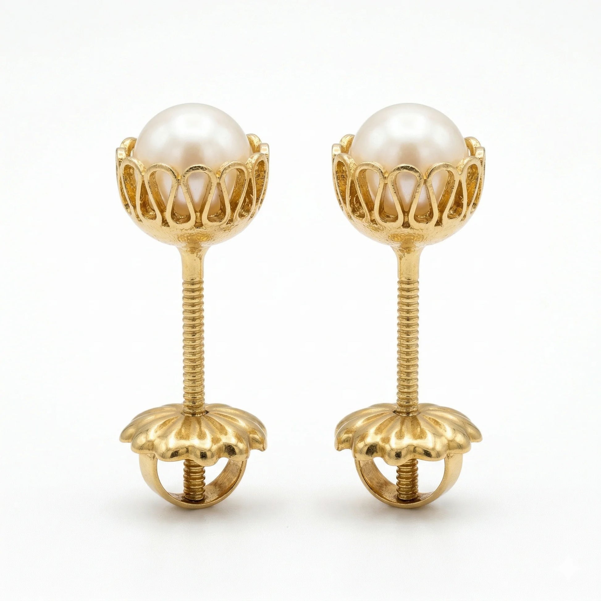 Vista de perfil de Aros de Oro 18k para niña con tornillo de seguridad con tope y rosca protectora.