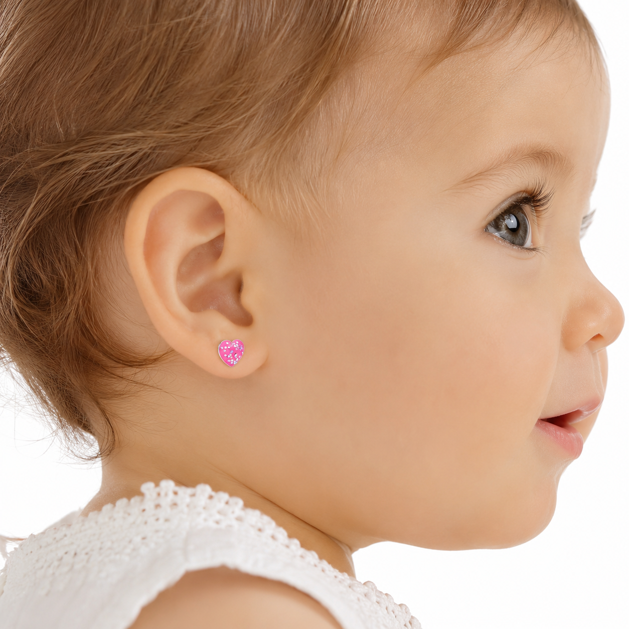 Bebé de 12 meses luciendo aros de corazón con glitter rosado