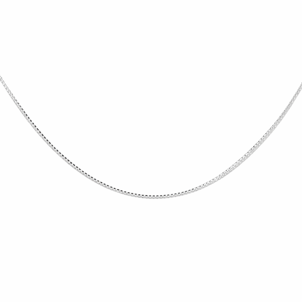 "Cadena veneciana de oro de 0,7 mm de ancho y 35 cm de largo sobre fondo blanco neutro, destacando el tejido de eslabones cuadrados y el cierre de seguridad."