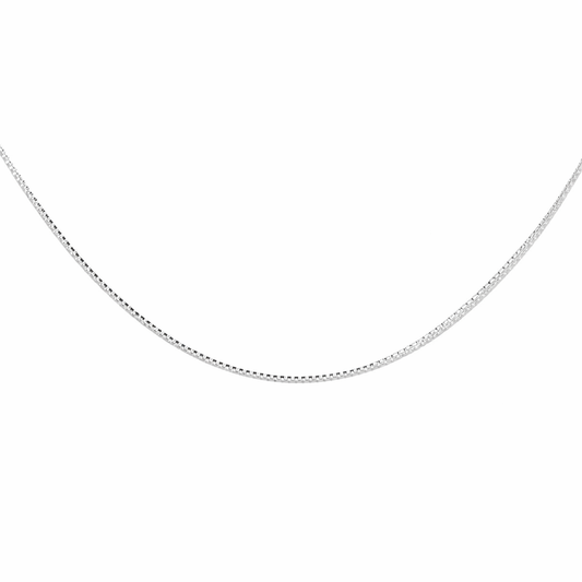 "Cadena veneciana de oro de 0,7 mm de ancho y 35 cm de largo sobre fondo blanco neutro, destacando el tejido de eslabones cuadrados y el cierre de seguridad."