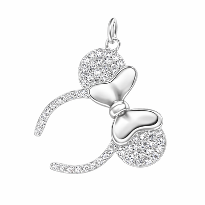 "Colgante de Minnie Mouse en plata ley 925 con orejas decoradas con circones brillantes sobre fondo blanco."