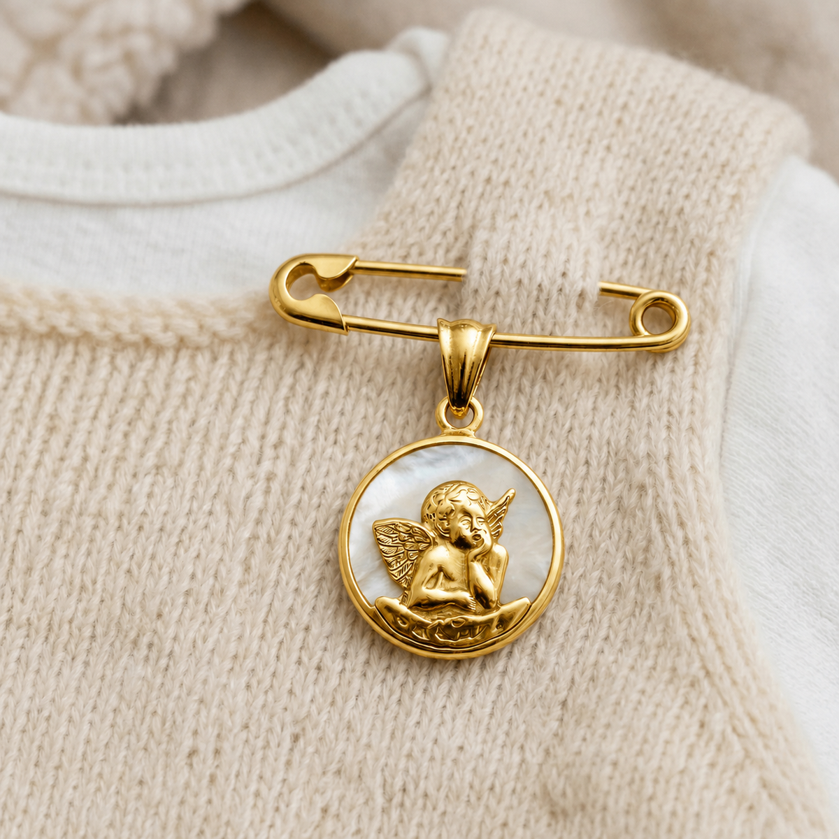 Medalla Ángel de la Guarda en oro 18k macizo con nácar puesto en la ropa de bebe
