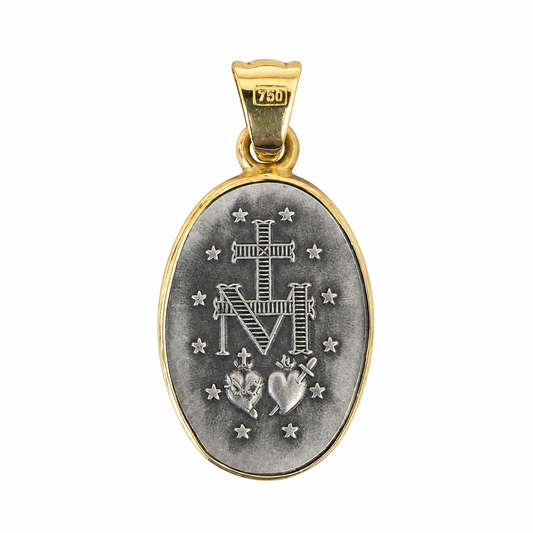 Reverso de la medalla Virgen de los Rayos con grabado de la M, cruz, estrellas y corazones en plata y oro 18k.