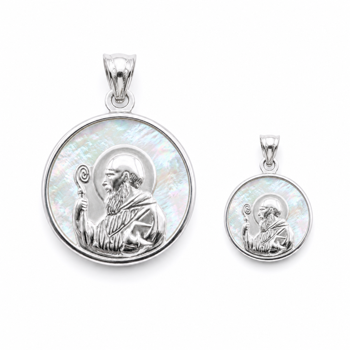 Medalla San Benito Abad en plata con fondo de nácar, disponible en dos tamaños: 12mm para bebés recién nacidos y 17mm para niños desde 5 años