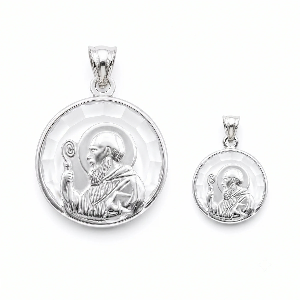 Medalla San Benito Abad en plata con fondo de cristal, disponible en dos tamaños: 12mm para bebés recién nacidos y 17mm para niños desde 5 años