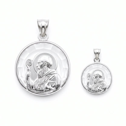Medalla San Benito Abad en plata con fondo de cristal, disponible en dos tamaños: 12mm para bebés recién nacidos y 17mm para niños desde 5 años