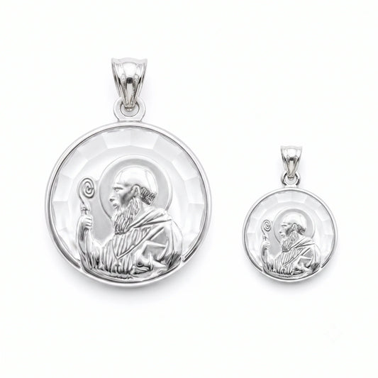 Medalla San Benito Abad en plata con fondo de cristal, disponible en dos tamaños: 12mm para bebés recién nacidos y 17mm para niños desde 5 años