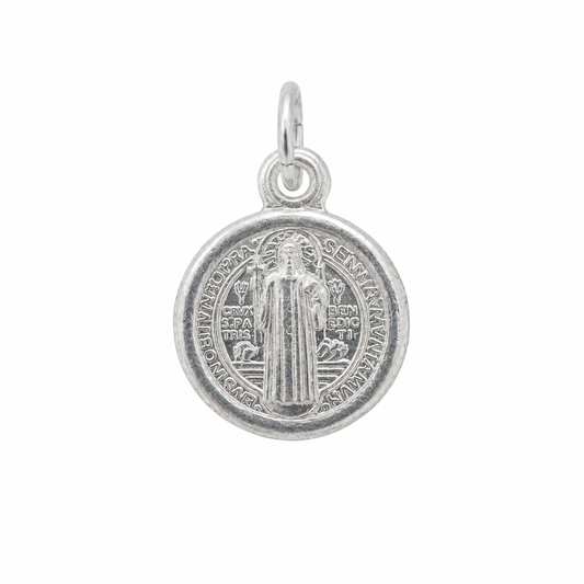 Medalla mini de plata 925 de San Benito en relieve, redondel de 8 mm.
