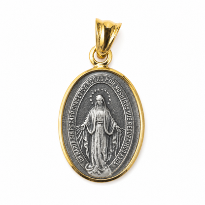 Anverso de la medalla Virgen de los Rayos en plata envejecida ley 900 con borde de oro macizo 18k.
